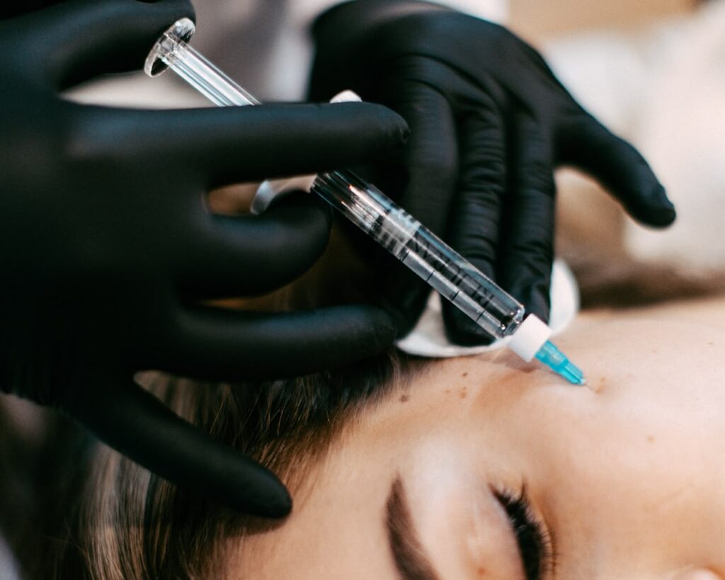 Trajtimet dermato-estetike që mund të kryhen gjatë stinës së verës